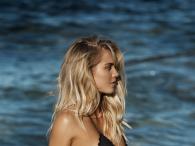 Elyse Knowles gorąca i czarująca w bikini